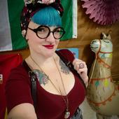 Je ne suis pas très présente cette semaine car je suis en pleine préparation pour le Metz Vintage  de ce weekend 💪 
Mais je voulais quand même vous montrer cette jolie montre à gousset ⌚ avec son visage de femme façon tattoo old school que j'adore et qui va parfaitement avec mon look masculin-féminin du jour ! 
Et ce turban 😍 on en parle de ce turban ? Encore une merveille de Gigi Tolosa @gigi_tolosa offert par mon petit mari chéri 🥰
Montre disponible sur commande via la boutique en ligne ou en MP 😉
A très vite !

#montreàgousset #montreagoussettattoo #lookretro #androgyne #vintagegirl #turban #bijouxcabochons #pocketwatch #gigitolosa #gigigirls #inkedgirls #tattooed #bretelles #suspenders #creatricedebijoux