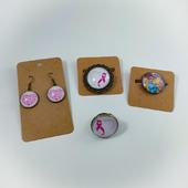 On poursuit les créations spéciales 🎀 OCTOBRE ROSE 🎀 avec des boucles d'oreilles, des bagues et des broches 🌹 Un grand merci pour votre confiance. Grâce à vos commandes, c'est un joli don que je vais faire à la La Ligue contre le cancer 🦀 et j'en suis très fière 🥰
Je rappelle que sur ces créations, je ne touche rien. 50% des recettes (du prix de vente donc) sont reversés à la Ligue. Le reste sert simplement à payer les fournitures et autres impôts et taxes.
Palpez-vous, dépistez-vous, protégez-vous ♥️

#octobrerose #cancerdusein #depistagecancerdusein #liguecontrelecancerdusein #don #bonneaction #breastcancer @liguecontrelecancer #rubanrose