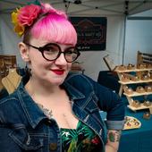 ✨ En place à l'ancien arsenal de Toul pour le Crazy B'Rockabilly organisé par Tools Rockers @toolsrockers54 !✨ Buvette et food trucks, vintage market et surtout du bon gros son pendant deux jours 🎸🤘
Quelques photos avec des nouveautés dont mes fameuses montres à gousset, de jolis miroirs de poche et... des p'tits piluliers rétro ! 
✨Venez nombreux !✨

#rockabilly #rockandroll #retro #pinup #toolsrockers #bijouxretro #cabochons #montreagousset #pocketwatch