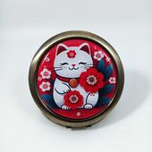 ⛩️ JAPAN OBSESSION ⛩️

Et si vous apportiez une touche de mignonnitude à votre quotidien avec cet adorable miroir de poche et son  petit chat japonais ? Le Maneki Neko est un porte-bonheur 🍀 traditionnel au Japon 🇯🇵 Et un porte-bonheur en ce début d'année, c'est plutôt une bonne idée, non ? 
A shopper sur ma boutique en ligne ➡️ https://www.lescreasdalexia.fr/accueil/870-miroir-de-poche-maneki-neko-2.html mais également à La Boutik' Art - Boutique d'artisans et de créateurs locaux à St Dié des Vosges 🌲

Existe également en version sur fond noir ⛩️ et en version bague, collier, montre à gousset ou encore boucles d'oreilles 🌸

#miroirdepoche #miroirdesac #miroirdesacpersonnalisé #japaneseculture #japan #manekineko #luckycat #luck #sakura #retroaccessories #retroaesthetic #japaneseaesthetic #aesthetic #cutecat #cuteitem #cute