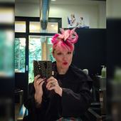 Après plusieurs semaines bien remplies niveau boulot, l'heure est à la détente... Et quel meilleur endroit détente pour moi que mon ✂️ salon de coiffure préféré 😍?? Alors, que vais-je bien pouvoir faire cette fois-ci ? A vos paris en commentaires ✍️! Je lirai tout ça en corrigeant mes copies 🖍️ (ouais, même chez le coiffeur je bosse 🤪)

#changementdetête #coiffeur #taslelookcoco #détente #viedeprof
