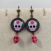 💀 COLLECTION ÉPHÉMÈRE DÍA DE MUERTOS 💀 

Direction le Mexique 🇲🇽 avec ces jolies boucles d'oreilles colorées avec breloques calaveras ! 
⚠️ Seulement 2 paires disponibles pour chaque modèle ⚠️
🛍️ A shopper sur ma boutique en ligne onglet NOUVEAUTÉS ⤵️ https://www.lescreasdalexia.fr/53-nouveautes 🇲🇽

A très vite
💚🤍❤️

#diademuertos #calaveras #bijouxretro #cabochons #mexico #mexicanvibes