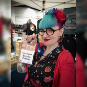 🍒 METZ VINTAGE J1 🍒
Retrouvez-moi tout le weekend au Parc expo de Metz pour le salon Metz Vintage  organisé par @gleventsgroup Une 50aine d'exposants rétro vintage vous u attendent, avec un espace jeux anciens pour vous divertir 🎳 et des foodtrucks pour vous restaurer 🌭🍔🧇

#salonvintage #metzvintage #retrogirl #pinup #àlancienne #cabochons #creatricedebijoux #pocketwatch #montreagousset #unicornhair #directionshair