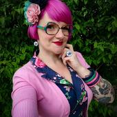 Et voilà ma nouvelle tête ! Si avec ce rose je n'arrive pas à faire venir le printemps 😜 Alors, qu'en pensez-vous ? Perso j'adooooore ! 

#pinklady #pink #pinkhairdontcare #retrogirl #directionshaircolour #flamingopinkdirections #flamingopink