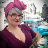 Bien installée à Molsheim pour la Journée Pin-Up et Rockabilly rue de Strasbourg à l'occasion de l'anniversaire de la boutique Sweet Candy Shop 🥰