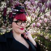 🌸 PRINTEMPS ! 🌸

Le printemps a pointé le bout de son nez dans mes montagnes vosgiennes et les magnolias sont en fleurs 😍 

Alors en allant au travail ce matin je n'ai pu m'empêcher de prendre la pose quelques secondes devant ce magnifique magnolia 🌸 

Au passage je vous montre cette jolie bague Sakura au motif de saison et ce magnifique turban de Gigi Tolosa parfaitement de circonstances ! @gigi_tolosa

Belle journée à tous ! 

#magnolias #printemps #bijouxretro #cabochons #turban #gigigirl
